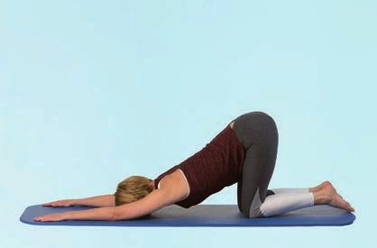Übung 2: Dehnung der Schulterpartie Knien Sie sich hin und legen Sie Ihren Oberkörper mit Ihren Armen auf die Matte.