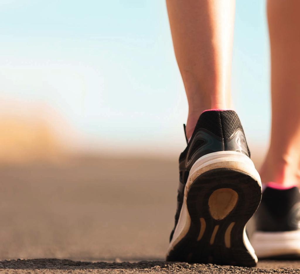 Zu eng, zu weit, zu groß, zu klein oder auch mit hohen Absätzen ungeeignetes Schuhwerk kann ernsthafte Folgen für die Fuß- und die Rückengesundheit haben.