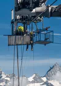 Die Fahrgäste der Matterhorn-Seilbahn werden von den Designern mit Glas und Glitzer verwöhnt: Sogar die Fußböden der Fahrkabinen bieten freie Sicht auf das Bergpanorama, vier der 25 Waggons sind