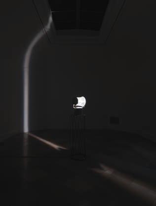 Für die Ausstellung Hidden Beauty hat Olafur Eliasson eine radikal reduzierte Arbeit aus seiner umfangreichen Werkgruppe der Versuchsanordnungen mit Licht vorgeschlagen.