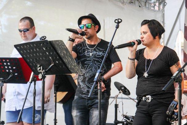 Die neunköpfige Band mit den Sängern Samuel Ferreiro, Carmen Gecergün und Dennis