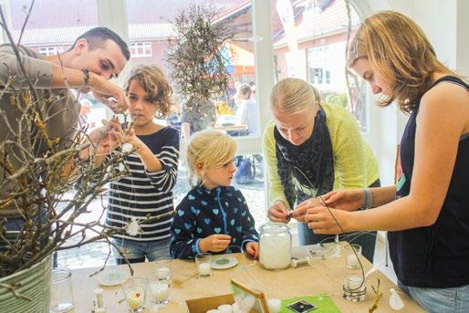 Das Team um Edda Bormann zeigte den Besuchern, wie man aus alten Glasbehältern und anderen Materialien Kunstwerke machen kann.»von morgens bis abends war Betrieb in der Handwerkstatt.