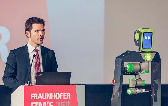 einen Blick in die Zukunft zu werfen. Der stellvertretende Institutsleiter Rolf Aschenbrenner gab mit einem Vortrag über die zu künftigen Smart Systems den Auftakt.