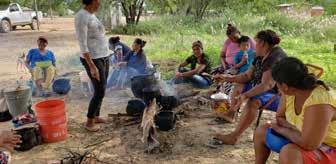 28 MENNO informiert, April 2019 Kolonie Menno feiert 92 Jahre Enlhet Frauen kochen gemeinsam das Essen. Siedlung Cayetnama Yengmen.