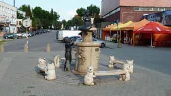 Ein neues Brunnen-Ensemble am Ende der Fußgängerzone in der Rastenburger Straße Noch stehen Bartel und Gustabalde mitsamt dem alten Taufstein am gewohnten Platz, aber sie werden