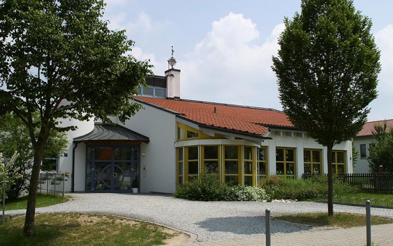 Im September 1992 konnten die ersten Kinder den neuen Kindergarten besuchen. Im September 2005 wurde im ehemaligen Griesbacher Schulgebäude eine Kindergartengruppe eröffnet.