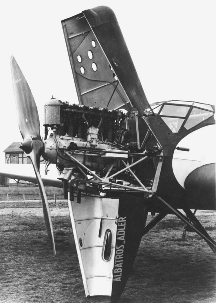Vermutlich hatte man die L 83 a ursprünglich als Prototyp für militärische Sonderzwecke (Fernaufklärer) vorgesehen und dies war inzwischen überholt, weil die Maschine für einen solchen Einsatzzweck
