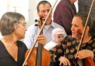 Musikalisch umrahmt wurde die Vernissage von Alexandra Baldus (Violine), rechts im Bild mit Ehemann und Kind, die auch schon vor kurzem bei einer Vernissage dabei waren, und Simone Weimar (Violine),