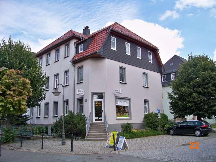 Haus Nr. 22 Nähmaschinen-Fahsel Erbaut wird es 1911 von dem Bauunternehmer Franz Fischer. 1927 handelt Max Fahsel mit Nähmaschinen, Fahrrädern und Wringmaschinen.