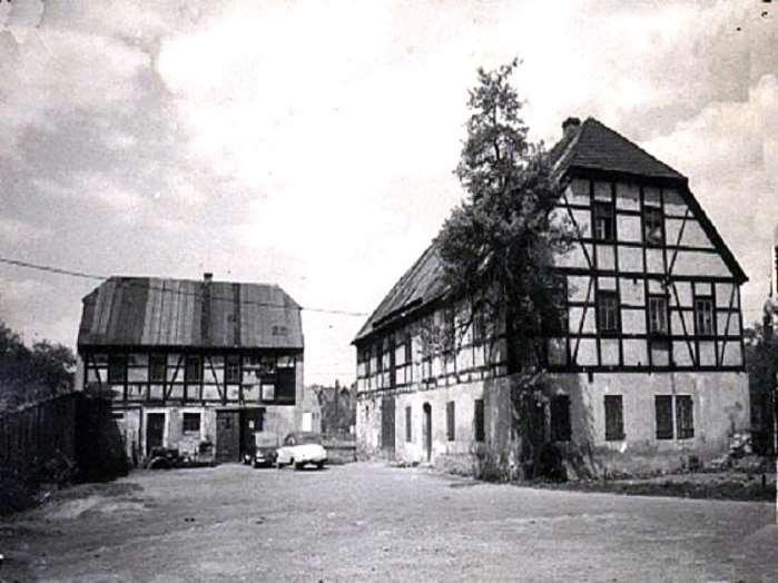 Fortsetzung: Haus Nr. 1 Bauerngut Julius Wilhelm Naumann Das ist der ursprüngliche Zustand des Hauses mit der Scheune.