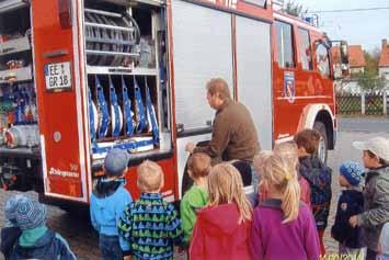 unterstützt und viele Fragen der Kinder beantwortet. Den Kindern war gar nicht bewusst, was alles zu einer Feuerwehr dazugehört.