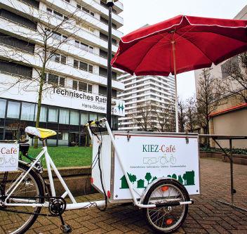 Die PIA Stiftung war schon seit 2016 mit einem mobilen Nachbarschaftscafé aktiv: Ein Lastenrad, das beladen mit Stühlen und Kaffee regelmäßig im Mülheimer Quartier rund um den HansBöckler-Platz Halt