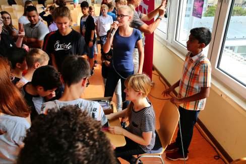 Schulkonzert in der Aula des Max-von-Laue-Gymnasiums Koblenz Lara Boschkor verzauberte mit ihrer Violine mehr