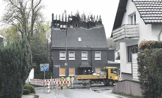 30 Uhr von Einsatz in der Elias-Eller-Straße zurück Bewohnerin stirbt bei Brand Beim Eintreffen der Feuerwehr stand der gesamte Dachstuhl in Flammen.