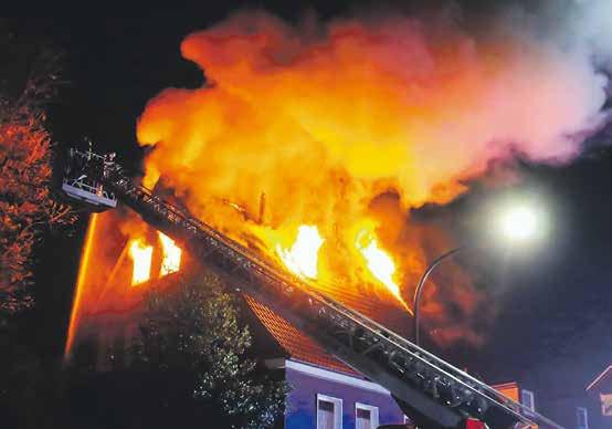 41 Uhr wurde die Feuerwehr alarmiert und Einsatzkräfte auch von der Freiwilligen Feuerwehr Ronsdorf rückten aus. Vor Ort versuchten vier Einsatzgruppen umgehend die Bewohner des Hauses zu retten.
