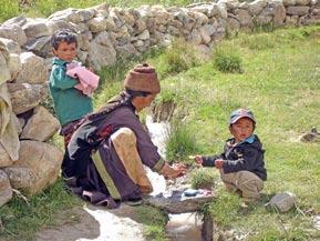 (Näheres dazu in meinem Bericht über Ladakh) Es fängt an mit immer neuen indischen Kontrollpunkten: kleine Zeltstädte, in denen ich mich als Ausländer melden und in ein Buch Gebetsfahnen im Wind