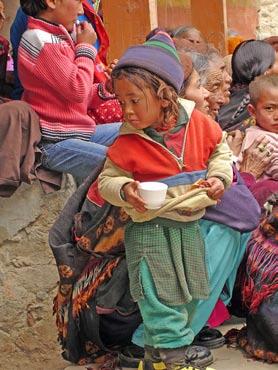 INDIEN Kind in Zanskar schon nach so langer Busfahrt. Aber nein, sie sitzen leibha ig vor mir. Sam hat seinen Arm liebevoll und beschützend um Frodo gelegt.