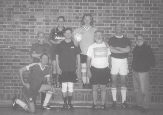März 2007 Fußball ist unser Leben Die Jungs vom Bibelkreis (BK) Heilsbronnen waren von Beginn dabei 40 Jahre Kirchenfußball da fragten wir uns in der Redaktion, ob es noch eine Mannschaft der ersten