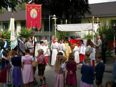 Schade um die festlich geschmückten Altäre. Im Anschluss an die traditionelle Fronleichnamsprozession feierte die Pfarrei Hattenhofen am 23. Juni das Patrozinium im Feuerwehrhaus.