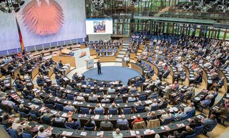 AUS DER BANK VERTRETERVERSAMMLUNG Eigentümer partizipieren am Erfolg An historischer Stätte fand am 3. Juni 2019 die diesjährige Vertreterversammlung der Volksbank Köln Bonn statt.