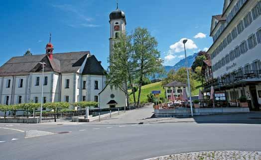 oberhalb der Kirche.