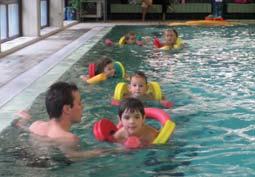 Babyschwimmen (8 Wochen bis 2 Jahre) Dauer: 12 Termine á 45 Minuten Schillingschule geschlossen Kosten: Mitglieder 30,00 Euro, Nichtmitglieder 84,00 Euro Tag u.