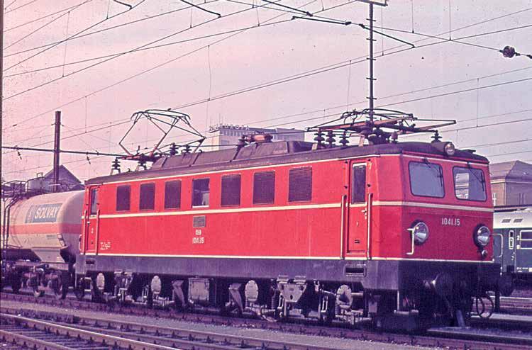 Die 1041.15 mit einem Güterzug am Haken am 11.11.1976 in Salzburg. Die 1041.03 noch in der Ursprungslackierung am13.6.1975 am Bahnhof St. Pölten. befestigt ist.