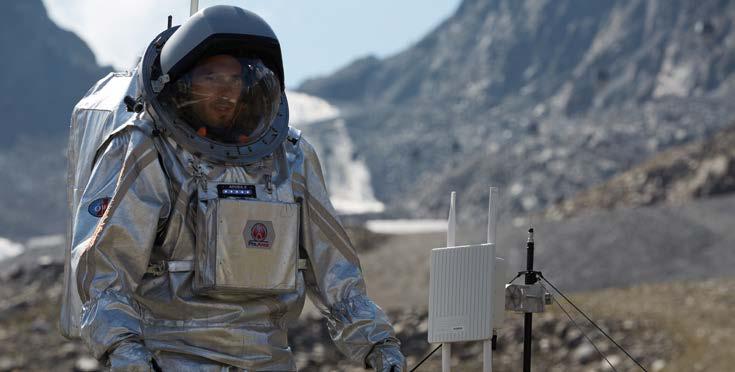 Die Astronauten müssen miteinander sprechen und den Kontakt zu Basislager und Bodenstation halten können. Ihre Raumanzüge sind gespickt mit Sensoren, die permanent Vitaldaten senden.