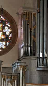 Die Arbeiten führte Gerhardt Hradetzky - der Sohn des Erbauers - durch, wobei die drei Orgelgehäuse neu gestaltet, mit Gesimsen ergänzt, neu gefasst und mit Schleiern versehen wurden, sodass nun eine