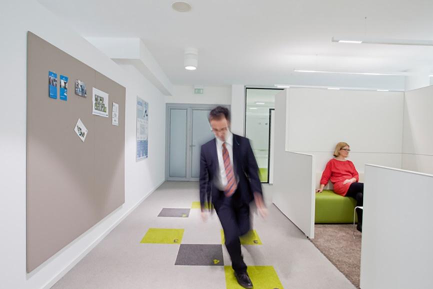 Grundlegendes Gestaltungsmerkmal moderner Bürokonzepte ist in der Regel eine offene und tageslichtdurchflutete Raumfläche, die in flexibel nutzbare Zonen unterteilt ist, vielfältige