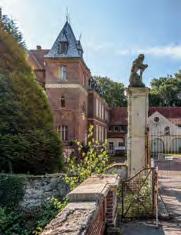 Die Familie Droste zu Senden verkaufte das Schloss 1957, woraufhin eine wechselvolle Geschichte ihren Lauf