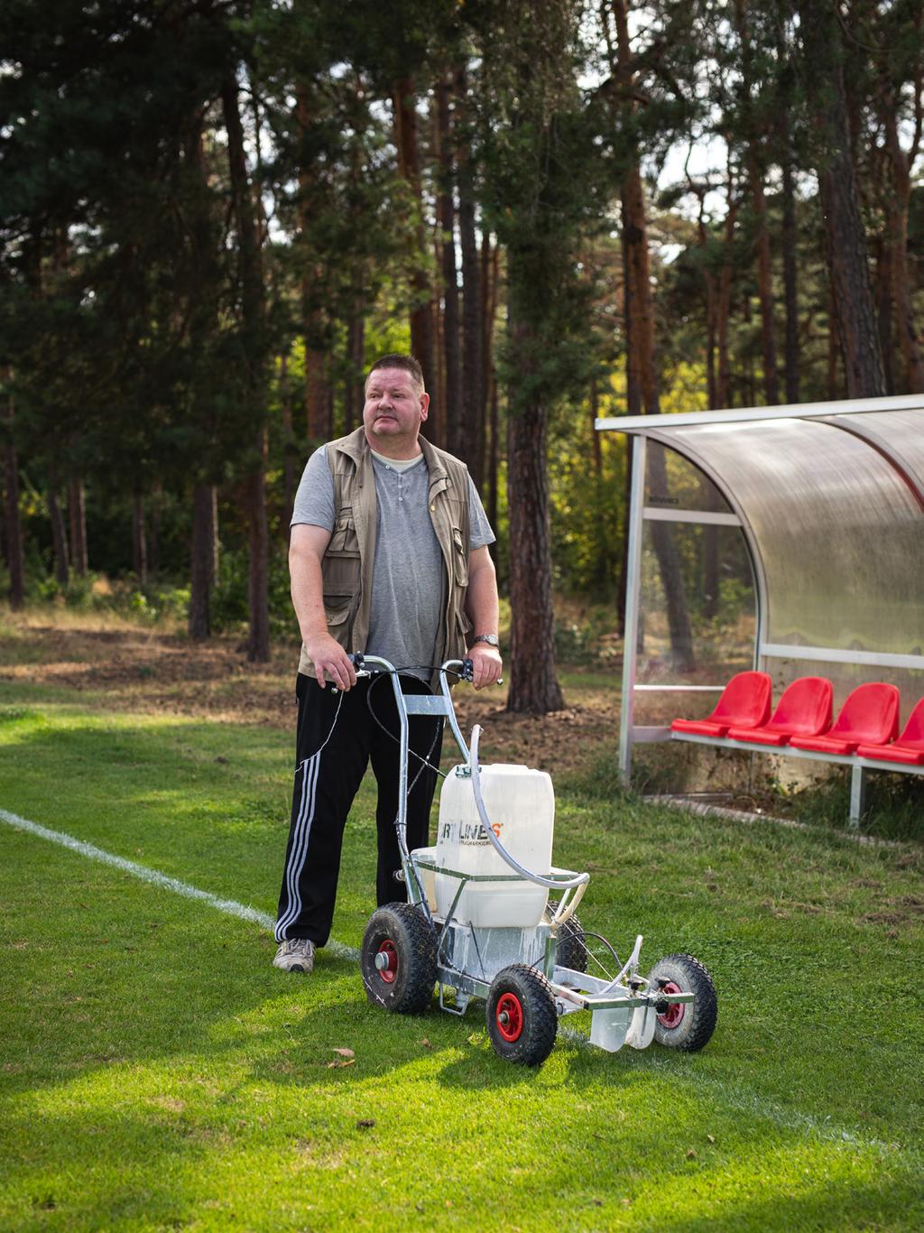 EIN MANN WIE EIN BAUM Olaf Kirchhof (51) engagiert sich bei einem Nürnberger Fußballclub als stellvertretender Platzwart und unterstützt ehrenamtlich im Ambulant unterstützten Wohnen.