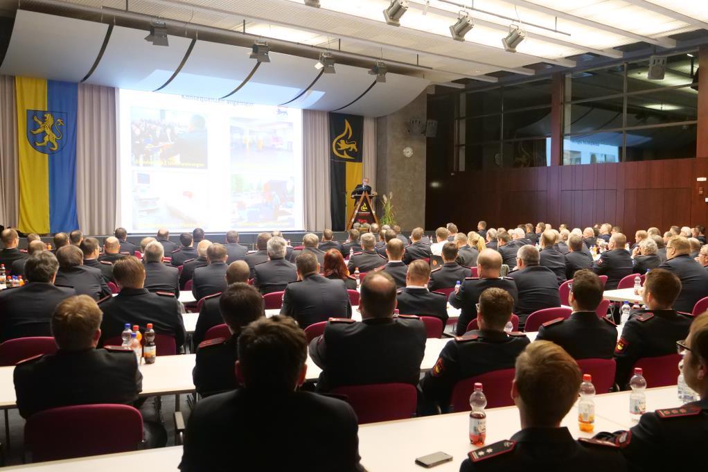 2019-04 Seite 16 Führungskräfteseminar der Feuerwehren des Landkreises Ravensburg 2019 in Baienfurt Über 220 Teilnehmer folgten auch in diesem Jahr der
