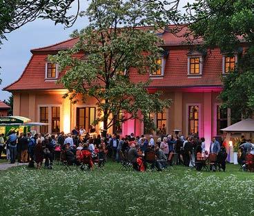 Daher schlägt die Klassik Stiftung Weimar in einem räumlichen und gedanklichen Parcours 2020 neue Wege vor, den großen Philosophen in der Stadt anund abzulaufen.