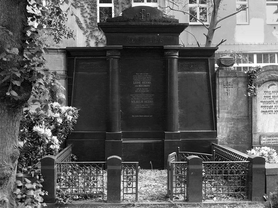 Hier Photos vom 27.5. 2019 auf dem Friedhof Friedenau: Der Friedhof Schöneberg III,[1] auch als Friedhof Stubenrauchstraße bezeichnet,[2] ist ein landeseigener Friedhof des Landes Berlin.