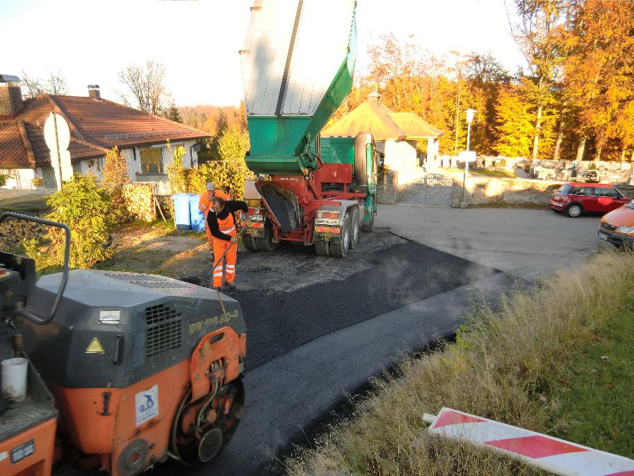 Straßensanierungsarbeiten im Gemeindebereich Asphaltierung Perusaweg beim Friedhof Asphaltierung Einfahrt Perusaweg Im Auftrag der Gemeinde hat die Fa.