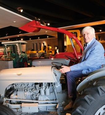 Da hängt viel persönliches Herzblut dran: Beutlhauser-Seniorchef Gisbert Burgstaller mit seinem ersten eigenen Auto, einem BMW Dixi, in seiner Oldtimer-Sammlung Traktoria.
