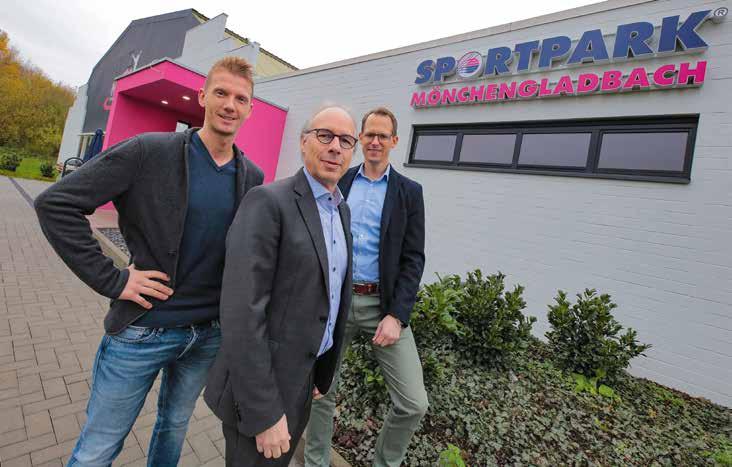 36 GESUNDHEIT Geschäftsführer Lars Buschmann (Mitte.) und Geschäftspartner Marcel Kohlberg (l.) wollen ab Januar 2020 mit ihrem Fitnessangebot in Mönchengladbach durchstarten. Marcel Küsters (r.
