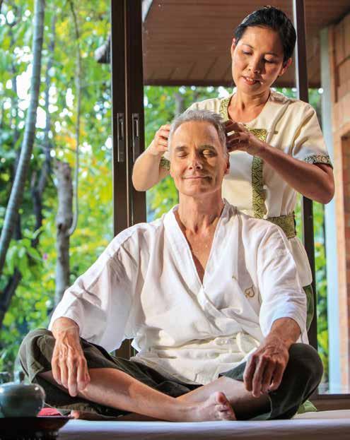In guten Händen 18 19 IN GUTEN HÄNDEN Traditionelle Thai-Massage Egal ob es sich um verspannte Schultern vom Langstreckenflug, allgemeine Müdigkeit oder andere Beschwerden handelt: Die traditionelle