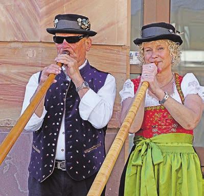 Tanzen. Foto: fch Gefrorener Riesling und (Fortsetzung von Seite 1) mit einem Weinstand die Mitglieder des Rotary Clubs Bad Homburg-Schloss.