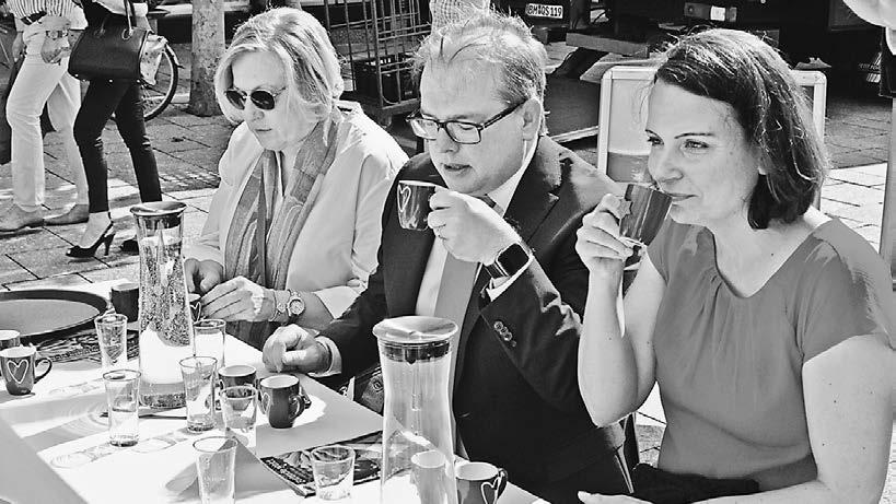 Drei Kaffeesorten können getestet werden. Foto: jas Sieg für fairen Kaffee mit fruchtigem Charakter Rechtsmotivierte Farbschmiererei Bad Homburg (hw).