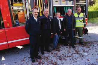 Wolfgang Pießlinger und Verwalter Martin Gschwandegger überreichten dem Jubilar einen Geschenkskorb sowie die Glückwünsche aller Feuerwehrkameraden.