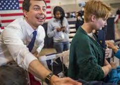 US-Wahlkampf FOTOS: (LINKS) IMAGO/ZUMA PRESS, (RECHTS OBEN UND MITTE) IMAGO/ZUMA, (RECHTS UNTEN) THILO KÖSSLER In Iowa muss man sich jetzt anstellen, wenn man wissen will, woher bei den Demokraten