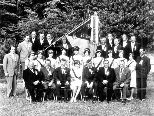 Fahnenweihe 1962 Festkomitee mit Festdamen Vordere Reihe, sitzend, von links: Peter Gartner, Albert Lutz (1.