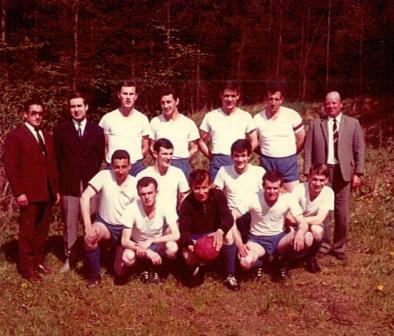 Aufstiegsmannschaft 1967 Stehend, von links: Walter Deger (SpA), Walter Weißer (SpA), Horst Roman, Otto Pfeiffer (Trainer), Rudi Flühr, Karl Gartner, Ludwig Weiler (SpA) Kniend, von links: Dieter