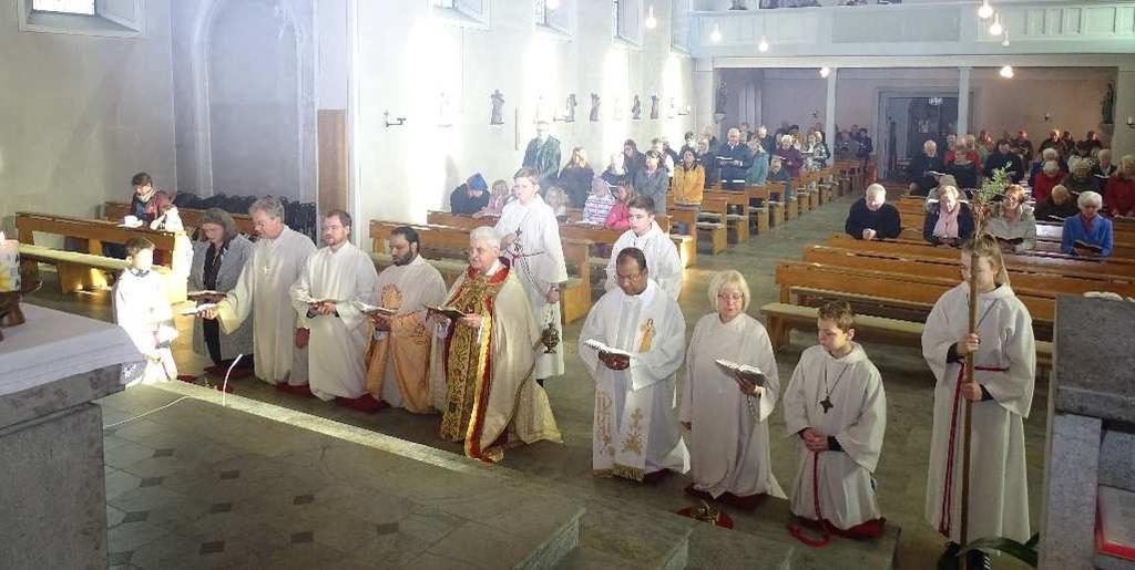 Neues aus der Pfarrgemeinde Zum Abschluss des Gottesdienstes wurde dann noch der Sakramentale Segen mit der Monstranz von Pfarrer Sahl gespendet.