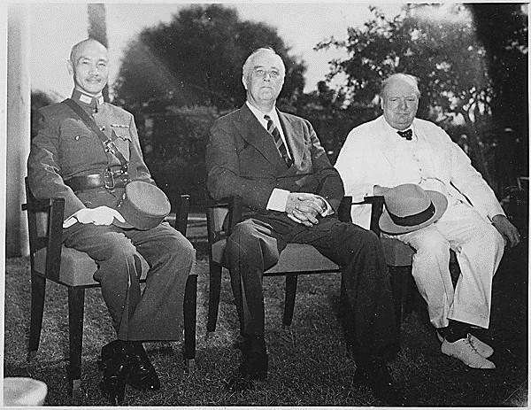 eigenen. Chiang Kai-shek und Meiling waren praktisch die Einzigen, die über die in der Verbotenen Stadt versteckten Schätze Bescheid wussten. Jetzt zur Chronologie der Ereignisse: 1.