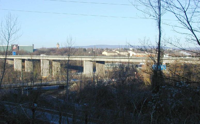 14,25 m Konstruktion: 5-Feld-Spannbetonbrücke 2-stegiger