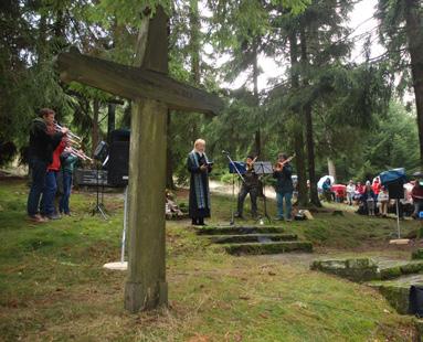 Die Trauer gemeinsam tragen Stimmungsvolle Gedenkfeier zu Ehren verstorbener Tauniden am Mahnmal Stockborn Prädikantin Irene Schulz spendet den Angehörigen verstorbener Tauniden Trost bei der