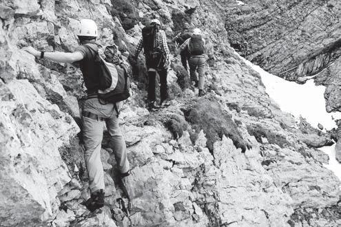 SCHWIERIGKEITSGRADE 4.3 Alpinwandern (Aw) Unter dem Kürzel «Aw» werden Wanderungen in alpinem Gelände zusammengefasst. Die Touren finden in mehr oder weniger weglosem Gelände statt, z.t. sind Kletterstellen und ausgesetzte Passagen sowie Gletscher oder Firnfelder zu überwinden.